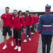 Imagini de neînțeles la sosirea lui Dinamo! » Gardă de onoare, antemergătoare BMW și circulație blocată