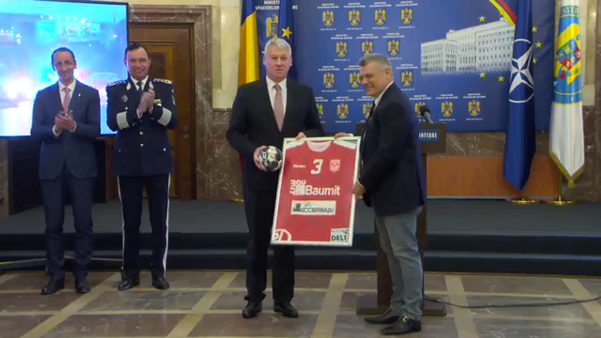 Imagini de neînțeles la sosirea lui Dinamo! » Gardă de onoare, antemergătoare BMW și circulație blocată + decorații de la ministrul de Interne