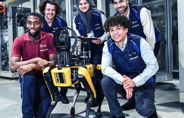 Aici s-a ajuns: BMW folosește un patruped robot de la Boston Dynamics pentru a monitoriza o fabrică din UK