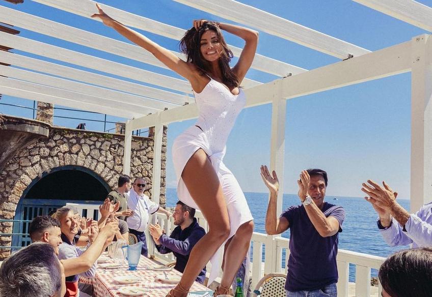 Mădălina Ghenea pe mese