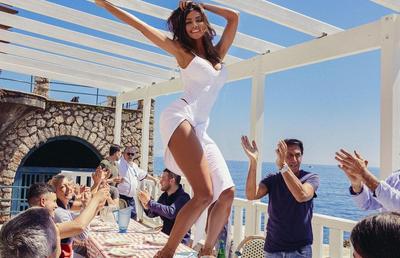 Controverse cu Mădălina Ghenea, filmată în timp ce dansa pe mese într-o ținută sumară: „Oameni buni, să vă explic”