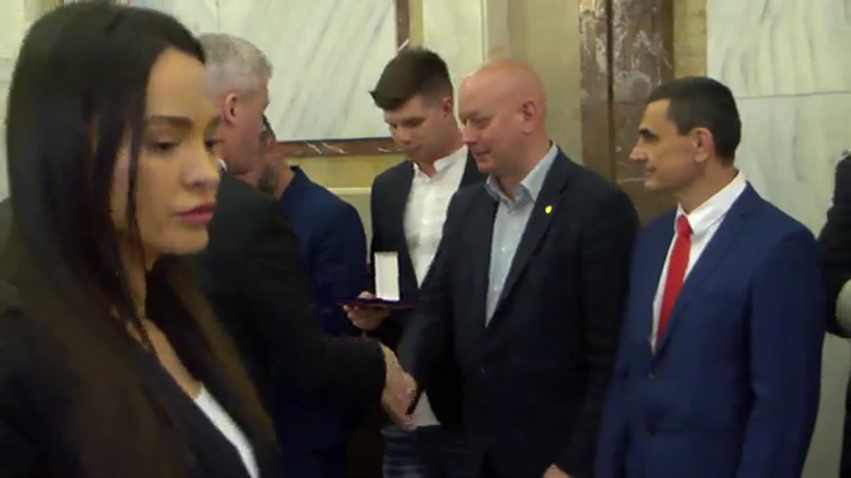 Imagini de neînțeles la sosirea lui Dinamo! » Gardă de onoare, antemergătoare BMW și circulație blocată + decorații de la ministrul de Interne