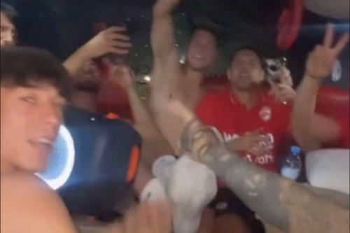 Fotbaliștii celor de la Dinamo au petrecut în autocar în timp ce se întorceau de la Miercurea Ciuc, după ce au reușit să se salveze de la retrogradare în returul cu Csikszereda, scor 0-0 (2-0 la general).