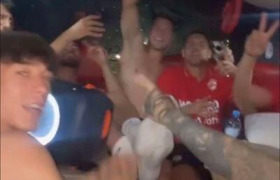 Fotbaliștii lui Dinamo au petrecut cu manele și pizza, după „chinuiala” de la Miercurea Ciuc