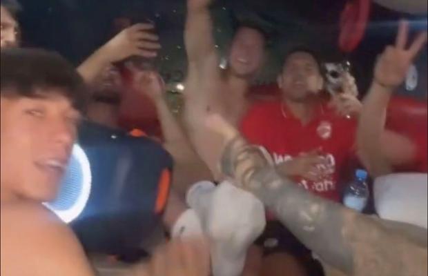 Fotbaliștii lui Dinamo au petrecut cu manele și pizza, după „chinuiala” de la Miercurea Ciuc