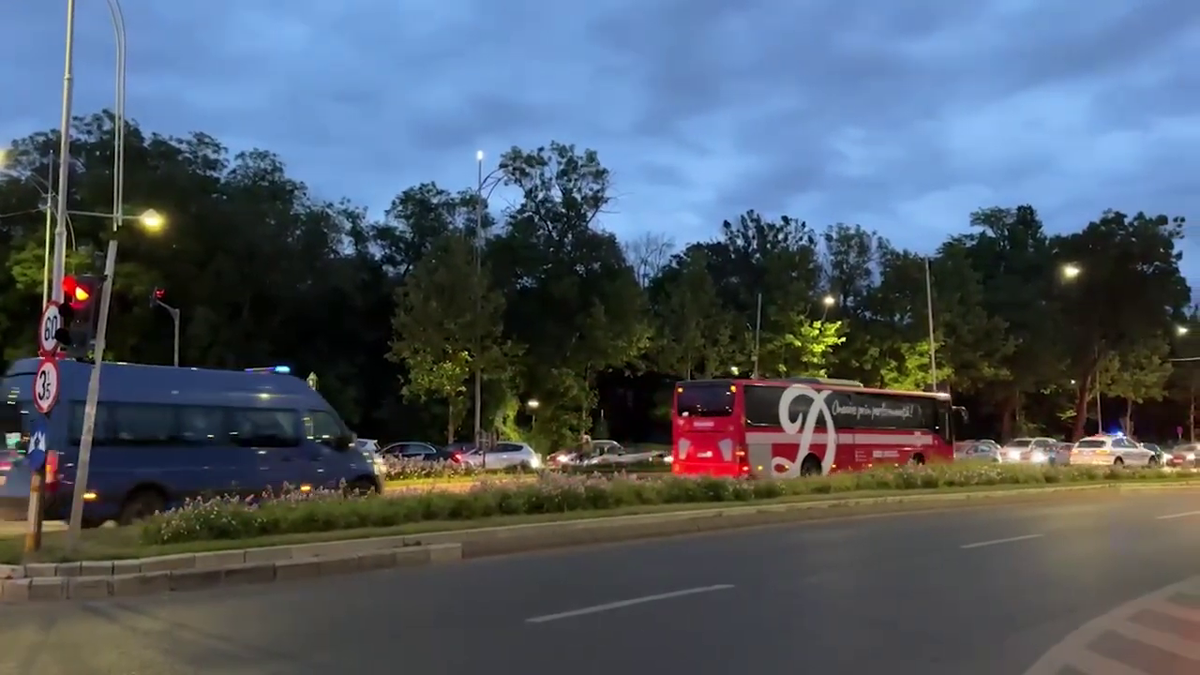 Imagini de neînțeles la sosirea lui Dinamo! » Gardă de onoare, antemergătoare BMW și circulație blocată + decorații de la ministrul de Interne