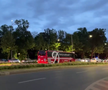 Imagini de neînțeles la sosirea lui Dinamo! » Gardă de onoare, antemergătoare BMW și circulație blocată