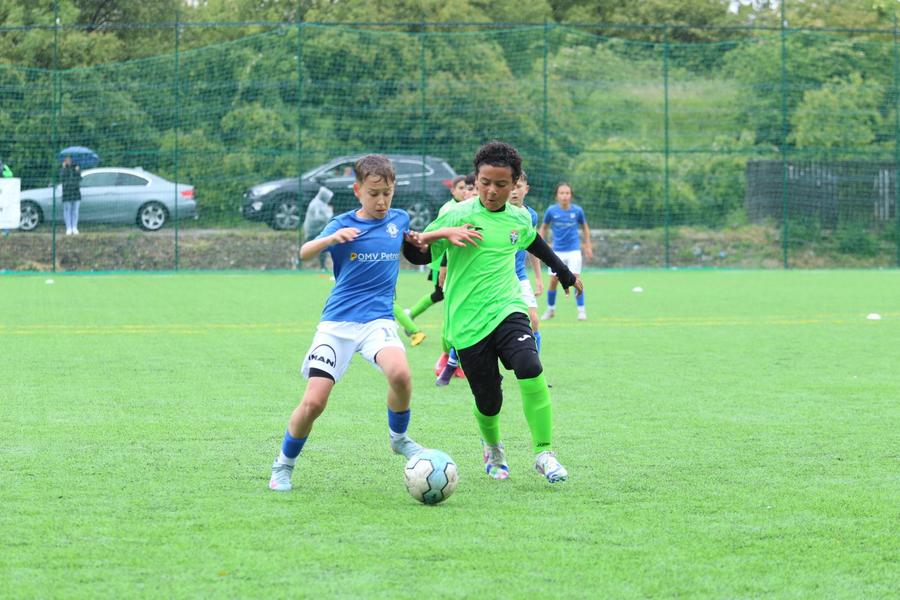 Antony (dreapta), al doilea băiat al lui Eric, a început fotbalul Eric de Oliveira, nerăbdător să joace contra lui Ronaldinho: „Eu și idolul meu pe același teren?! E un vis care nu mai speram să se împlinească! E dincolo de cuvinte!”