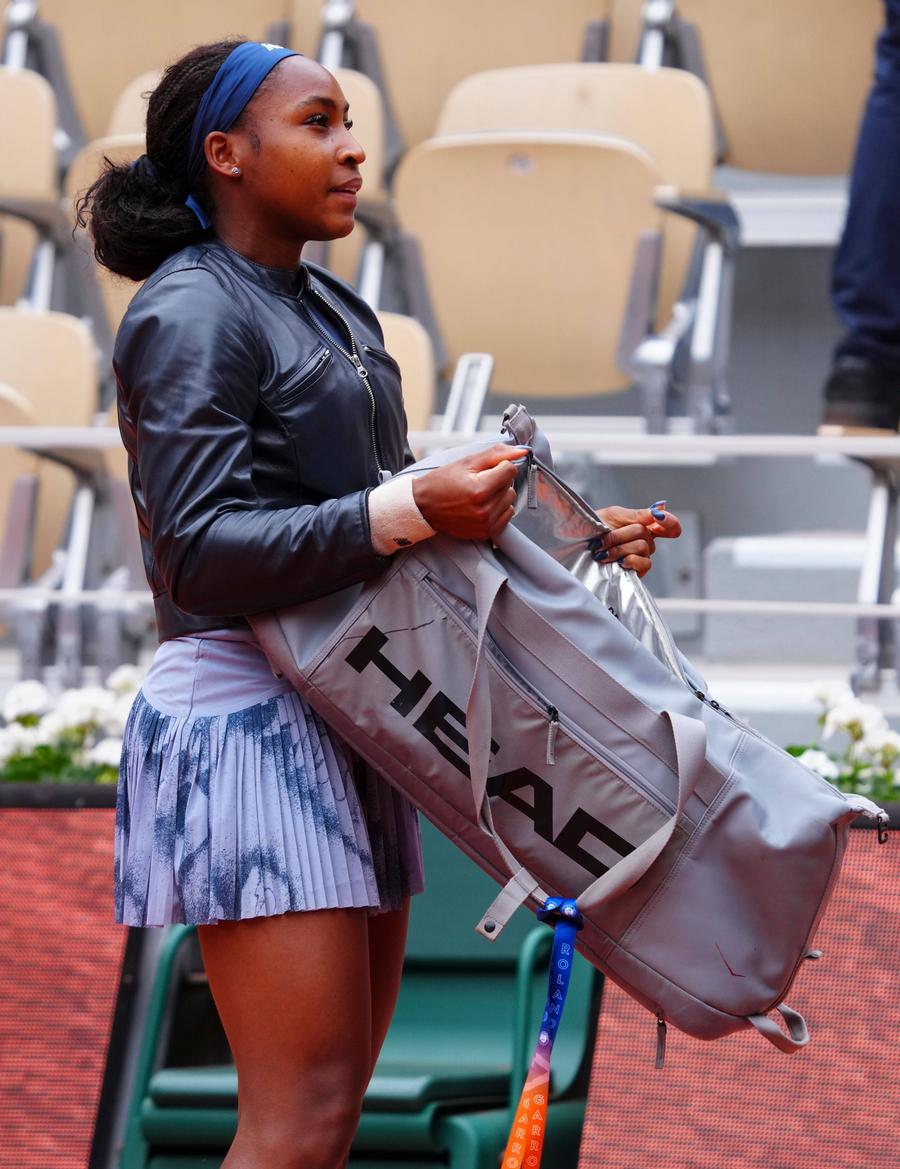 Coco Gauff și momentul în care le arăta celor din lojă că și-a uitat rachetele FOTO Imago Images Coco Gauff a explicat de ce poartă o geacă de piele peste echipament: „Mă face să mă simt foarte puternică”