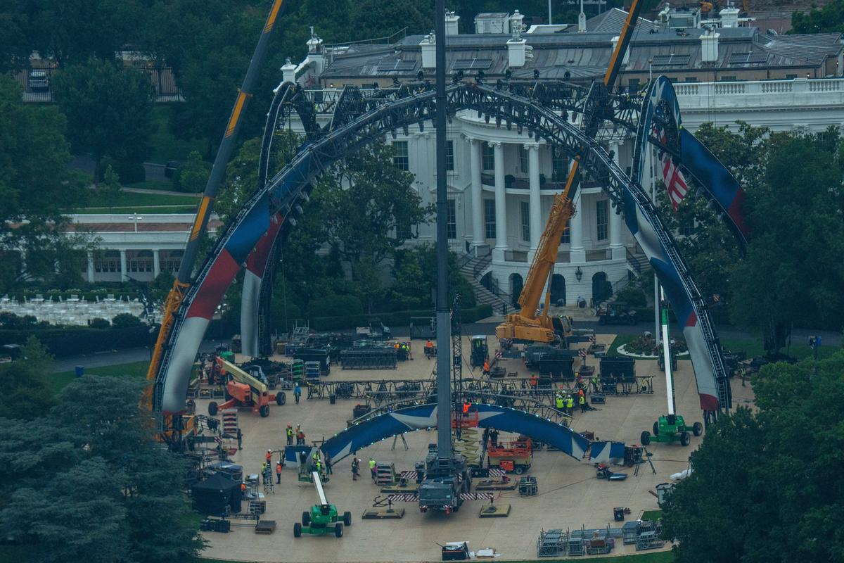 O cușcă de UFC, ridicată la Casa Albă » Pregătiri pentru evenimentul care va avea loc de ziua lui Donald Trump