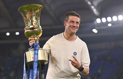 Când și pe cine va înfrunta Cristi Chivu pentru al treilea trofeu la Inter » Pe ce stadion s-ar putea disputa finala