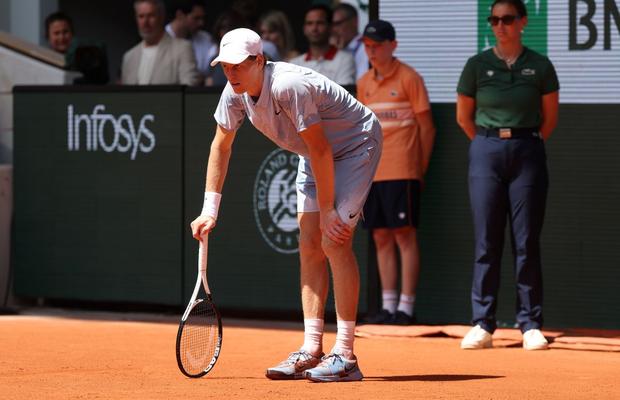 SURPRIZĂ IMENSĂ! Jannik Sinner, liderul mondial, eliminat în turul secund la Roland Garros!