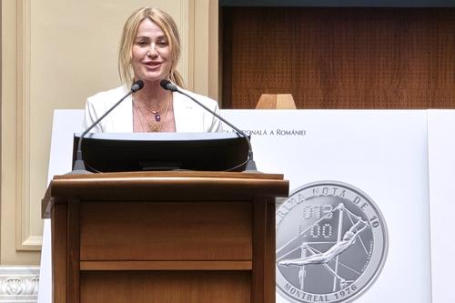 Nadia Comăneci la pupitru la evenimentul de lansare de la BNR FOTO Roxana Fleșeru