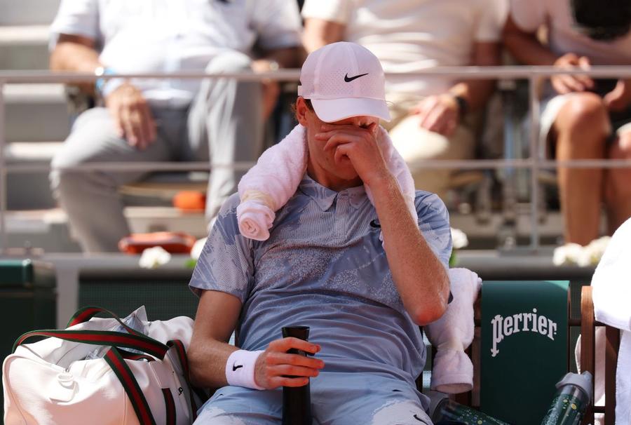 Jannik Sinner în timpul meciului cu Juan Manuel Cerundolo de la Roland Garros 2026 Foto: Guliver/GettyImages SURPRIZĂ IMENSĂ! Jannik Sinner, liderul mondial, eliminat în turul secund la Roland Garros!