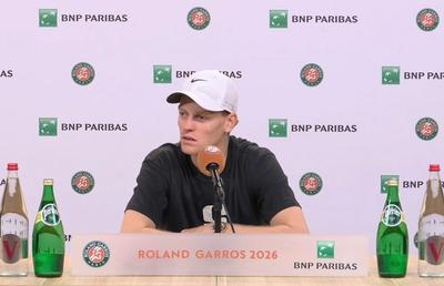 Jannik Sinner a venit distrus la conferința de presă, după dezastrul de la Roland Garros: „Nu a fost din cauza căldurii”