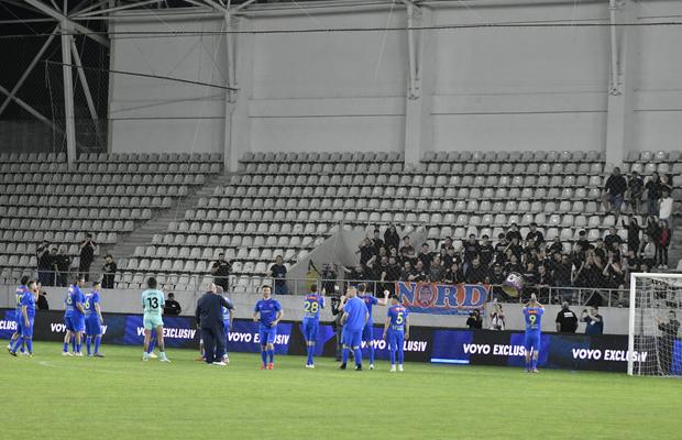3 fotbaliști din FCSB 2006 au refuzat la final să salute galeria roș-albastră, pe Arcul de Triumf