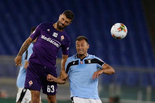 Ștefan Radu (dreapta), în duel cu Cutrone FOTO: Gettyimages