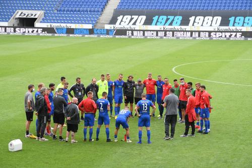Antrenorul lui Heidenheim le vorbește jucătorilor după  eșecul cu Bielefeld