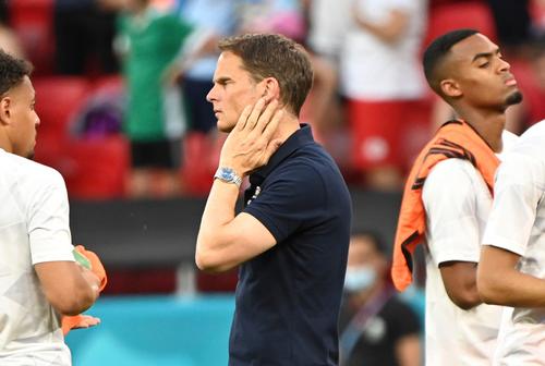 Toată țara îi cere demisia lui Frank de Boer!