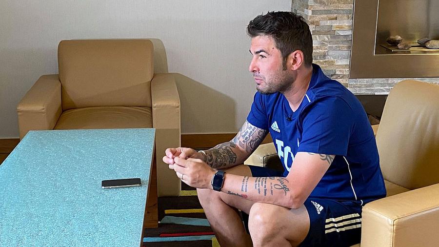 Adrian Mutu, antrenorul de 42 de ani al celor de la FCU Craiova, a acceptat să se autodescrie într-un interviu exclusiv pentru GSP. Adrian Mutu, de la „Il Fenomeno” la „El Profesor” » Autoportretul antrenorului de la FCU Craiova: „Le împrumut jucătorilor din experiența mea