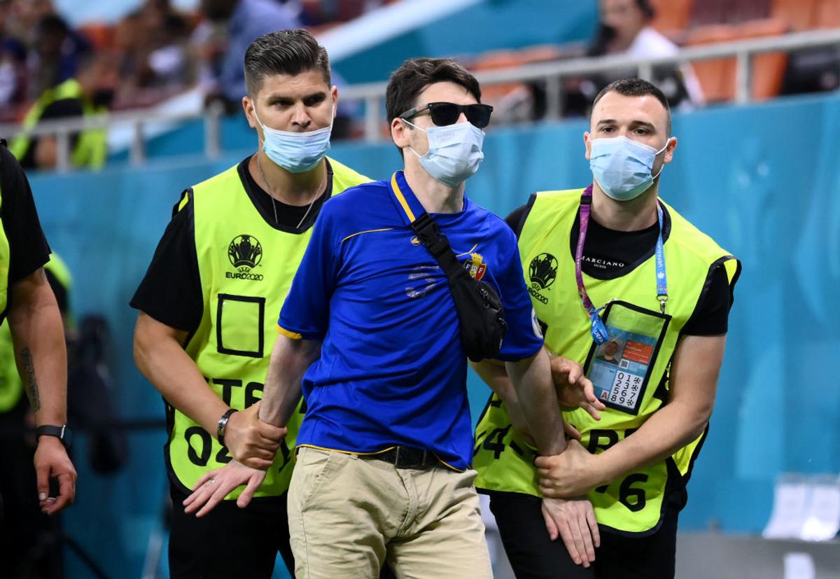 Un suporter a pătruns pe teren la Franța - Elveția! Ce tricou purta + Imaginile surprinse pe Arena Națională