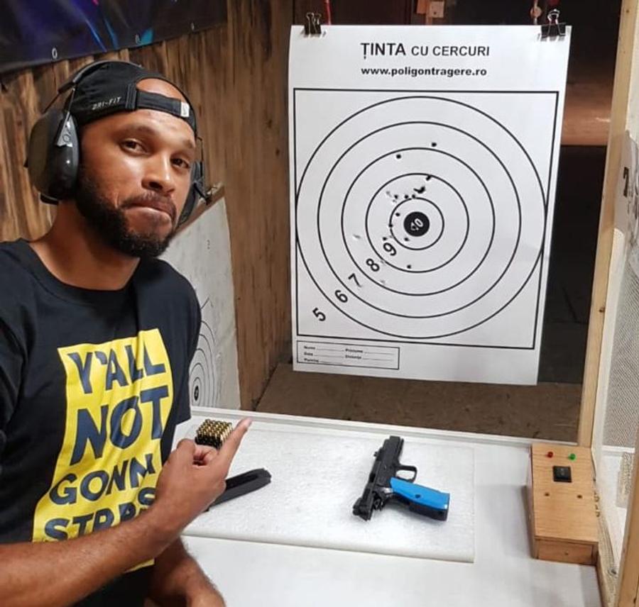 Kris „polițist texan” se relaxează la poligon Baschetbalistul american cu cetățenie română admite: „Eu trebuie să dau mai mult decât un român”