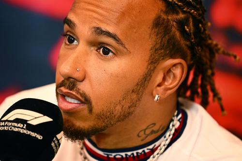 Lewis Hamilton (37 de ani) i-a răspuns lui Nelson Piquet (69), fostul campion de Formula 1 care a comis un deparaj rasial la adresa britanicului. Piquet este tatăl iubitei lui Verstappen, Kelly Piquet.