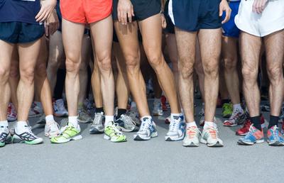 Ascensiunea adidașilor sub observație: se îndepărtează bărbații de pantofii clasici?