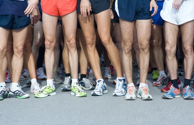 Ascensiunea adidașilor sub observație: se îndepărtează bărbații de pantofii clasici?