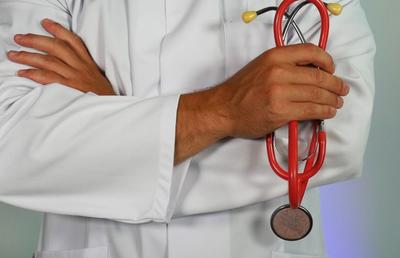 Uniformele medicale pentru bărbați de la MediFashion - confort, funcționalitate și eleganță