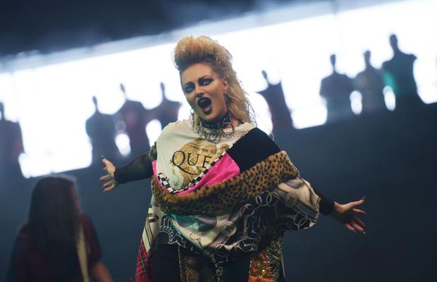 Delia așteaptă să cânte hitul „OTZL GLTZ” la meciurile Oțelului: „Au fost și cârcotași, dar lumea se distrează pe ea!”