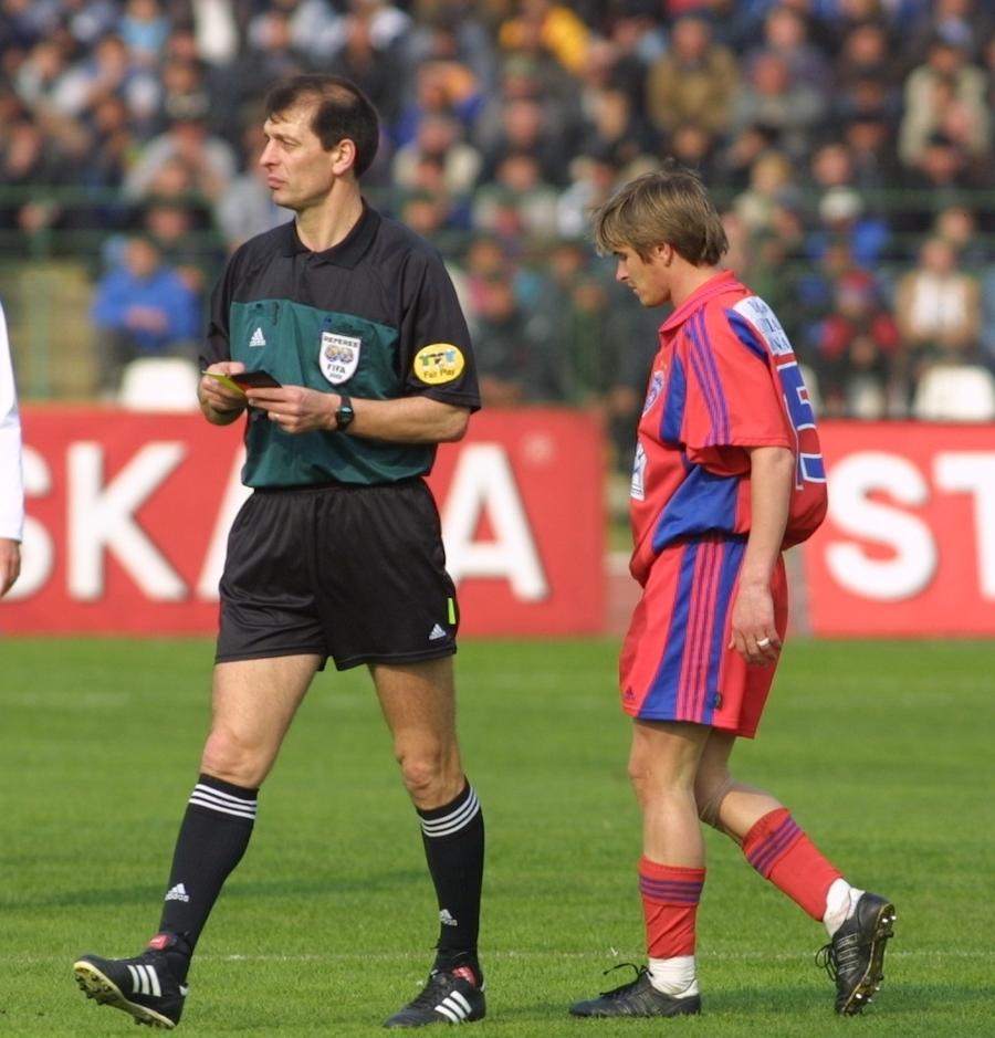 Anghelinei, arbitru FIFA, lângă stelistul Liță Poveștile fotbalistului-arbitru amenințat de Pinalti cu celebrul „ti fac io pi tini”: „Meciul era aranjat, dar jucătorii mă rugau să dau penalty, ceva. Voiau să mă compromit eu, nu ei”