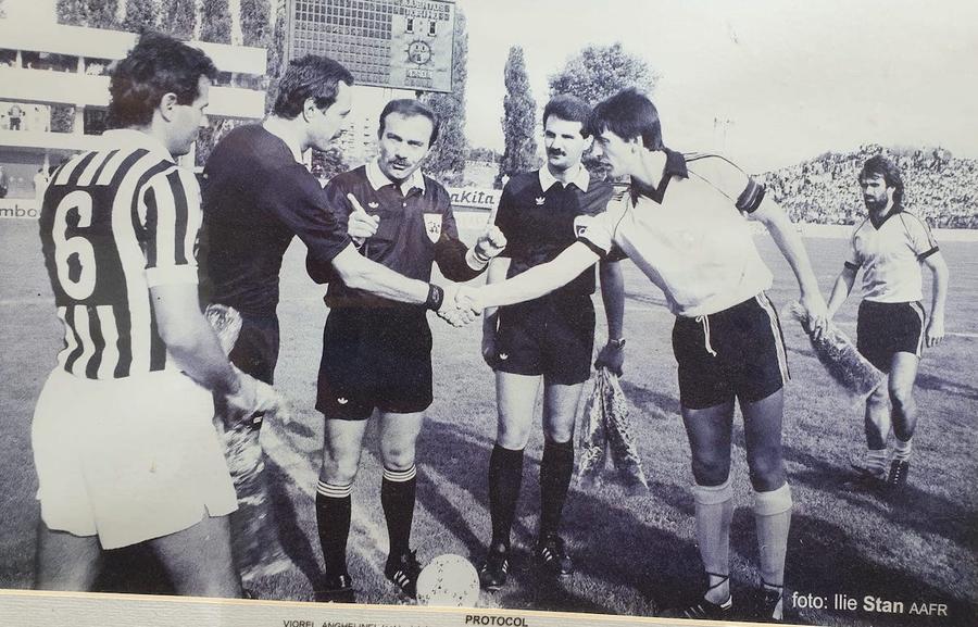Anghelinei și Cabrini fac schimb de fanioane înainte de Oțelul - Juventus 1-0. În retur, italienii au câștigat cu 5-0 și s-au calificat în turul 2 din Cupa UEFA Poveștile fotbalistului-arbitru amenințat de Pinalti cu celebrul „ti fac io pi tini”: „Meciul era aranjat, dar jucătorii mă rugau să dau penalty, ceva. Voiau să mă compromit eu, nu ei”