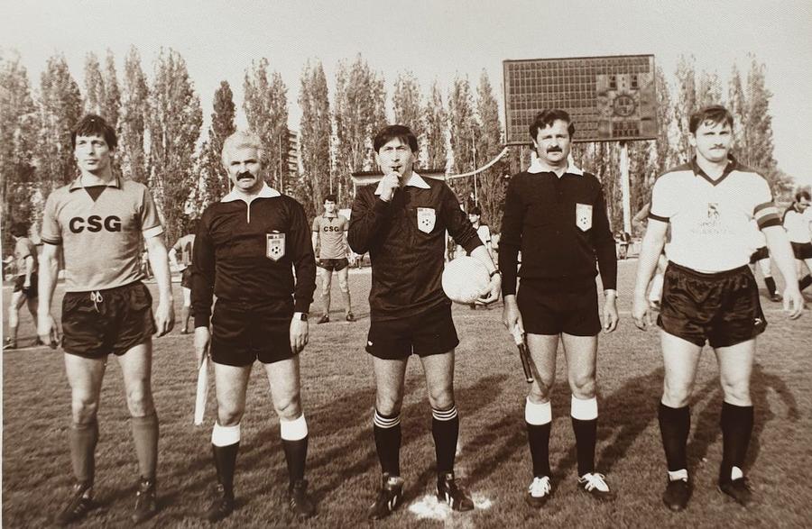 Viorel Anghelinei, căpitan la Oțelul (stânga), înainte de un meci cu Sportul. Coraș e căpitanul oaspeților Poveștile fotbalistului-arbitru amenințat de Pinalti cu celebrul „ti fac io pi tini”: „Meciul era aranjat, dar jucătorii mă rugau să dau penalty, ceva. Voiau să mă compromit eu, nu ei”