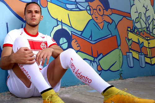Club Deportivo Mineros de Zacatecas, echipă semiprofesionistă din Mexic, a făcut o gafă inedită: și-a prezentat noul echipament în fața unui perete pe care era desenat un penis.