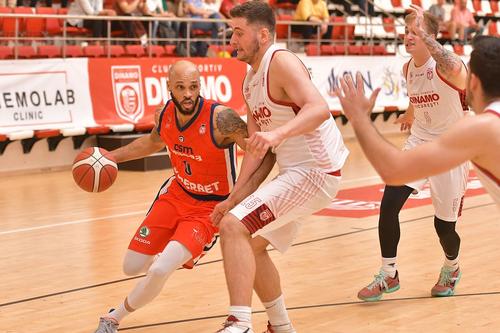 Kristopher Richard în tricoul celor de la Oradea într-un meci cu Dinamo / FOTO sportpictures.eu