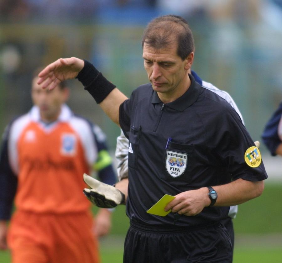 Viorel Anghelinei, la un meci al Oțelul în Liga 1 Poveștile fotbalistului-arbitru amenințat de Pinalti cu celebrul „ti fac io pi tini”: „Meciul era aranjat, dar jucătorii mă rugau să dau penalty, ceva. Voiau să mă compromit eu, nu ei”