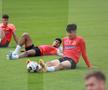 Una caldă, alta rece pentru FCSB: a ajuns Mihai Pintilii, dar întârzie Siyabonga Ngezana » Noua problemă care-l împiedică pe sud-african să se alăture bucureștenilor