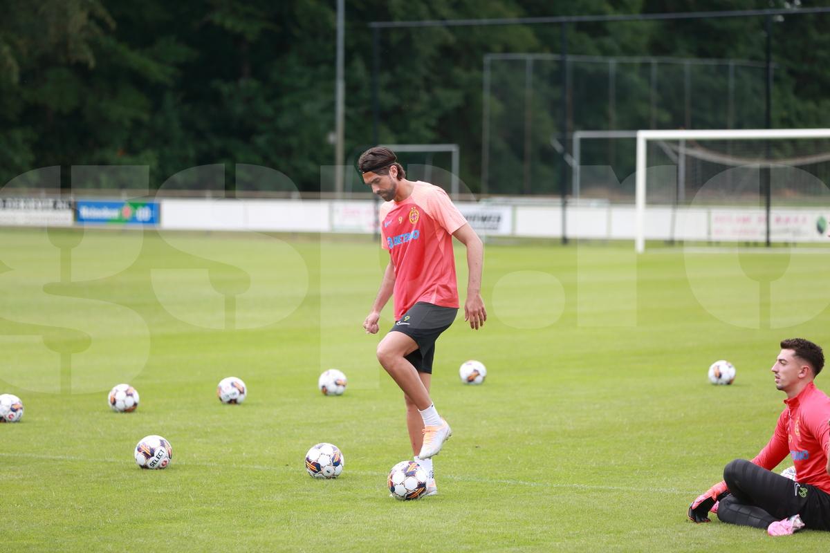 Una caldă, alta rece pentru FCSB: a ajuns Mihai Pintilii, dar întârzie Siyabonga Ngezana » Noua problemă care-l împiedică pe sud-african să se alăture bucureștenilor
