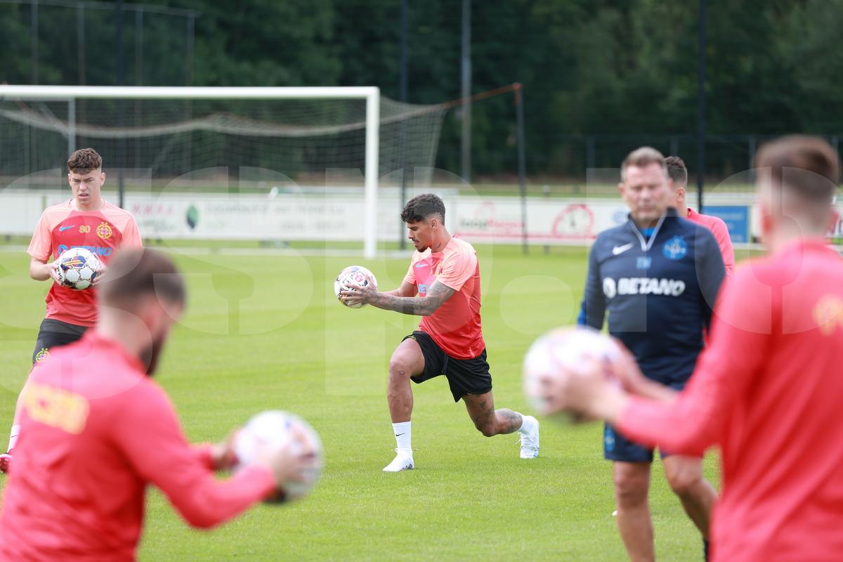 Una caldă, alta rece pentru FCSB: a ajuns Mihai Pintilii, dar întârzie Siyabonga Ngezana » Noua problemă care-l împiedică pe sud-african să se alăture bucureștenilor