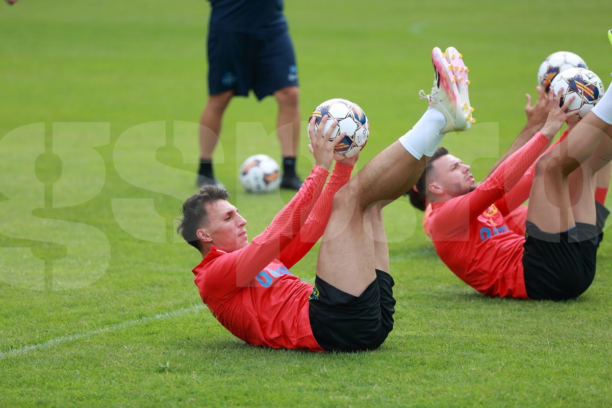 Una caldă, alta rece pentru FCSB: a ajuns Mihai Pintilii, dar întârzie Siyabonga Ngezana » Noua problemă care-l împiedică pe sud-african să se alăture bucureștenilor