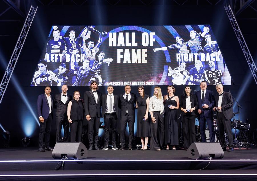 Narcisa Lecușanu alături de alte glorii FOTO EHF Cristina Vărzaru și Narcisa Lecușanu, în Hall of Fame la EHF!