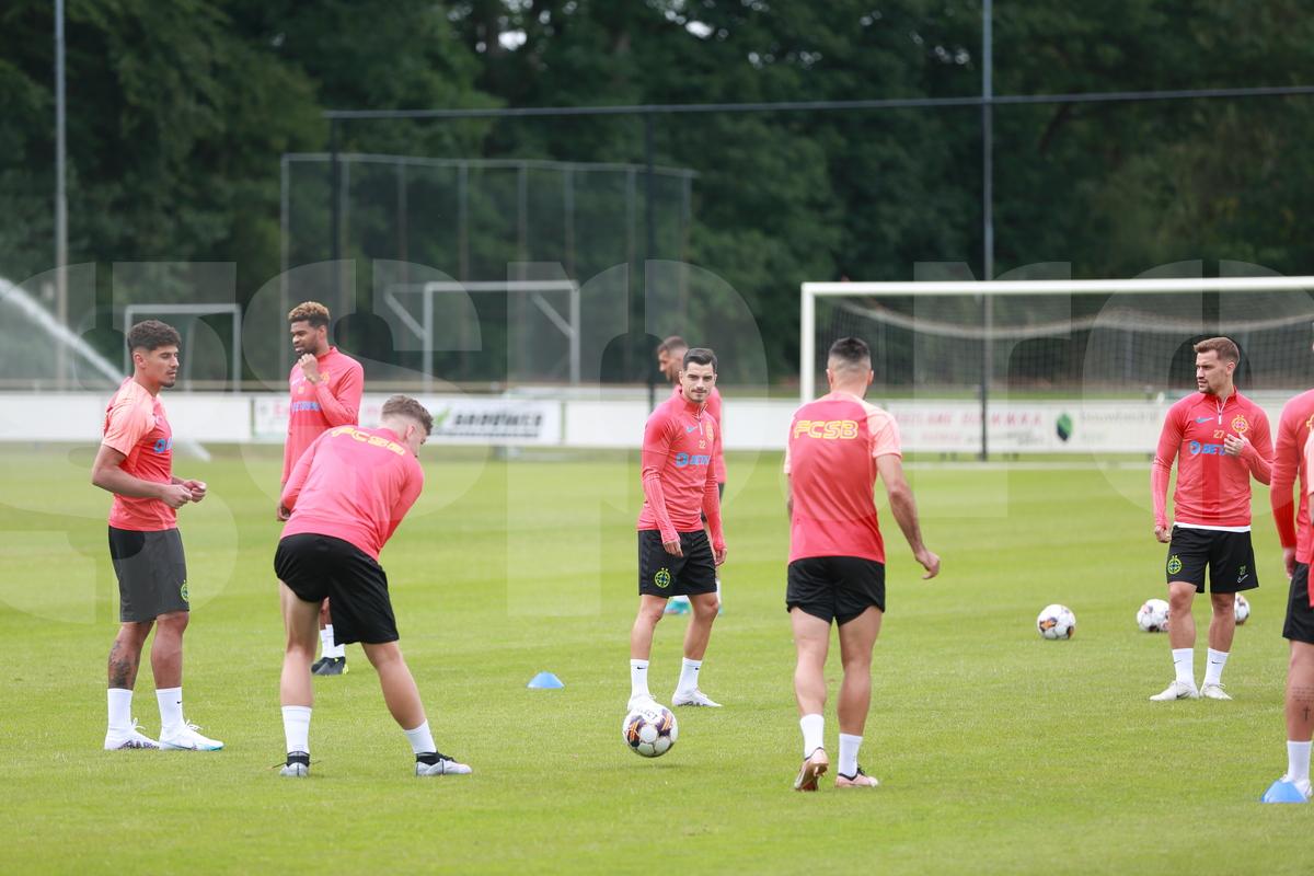 Una caldă, alta rece pentru FCSB: a ajuns Mihai Pintilii, dar întârzie Siyabonga Ngezana » Noua problemă care-l împiedică pe sud-african să se alăture bucureștenilor