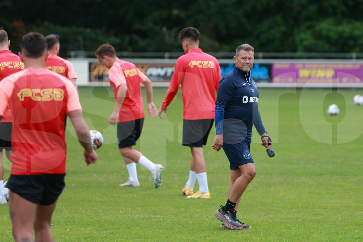 Una caldă, alta rece pentru FCSB: a ajuns Mihai Pintilii, dar întârzie Siyabonga Ngezana » Noua problemă care-l împiedică pe sud-african să se alăture bucureștenilor