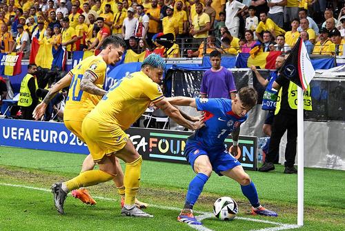 Andrei Rațiu, în duel cu Tomas Suslov în Slovacia - România 1-1 // foto: Imago Images