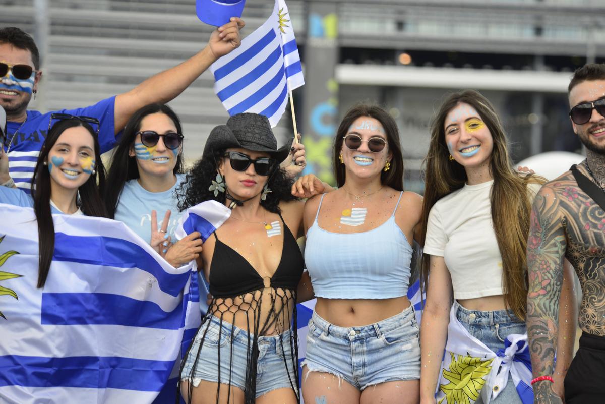 Credeați că le-ați văzut pe toate la Euro? Fanii din Uruguay sunt la alt nivel: mixt de frumusețe și culoare