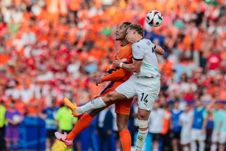 Virgil van Dijk a avut destule probleme în meciul pierdut de naționala Țărilor de Jos contra Austriei / Foto: Imago Căpitanul Olandei, Virgil Van Dijk, făcut țăndări în prime-time: „Și mătușa mea cu gută s-ar mișca mai bine! Nimeni nu-și va aminti de el”