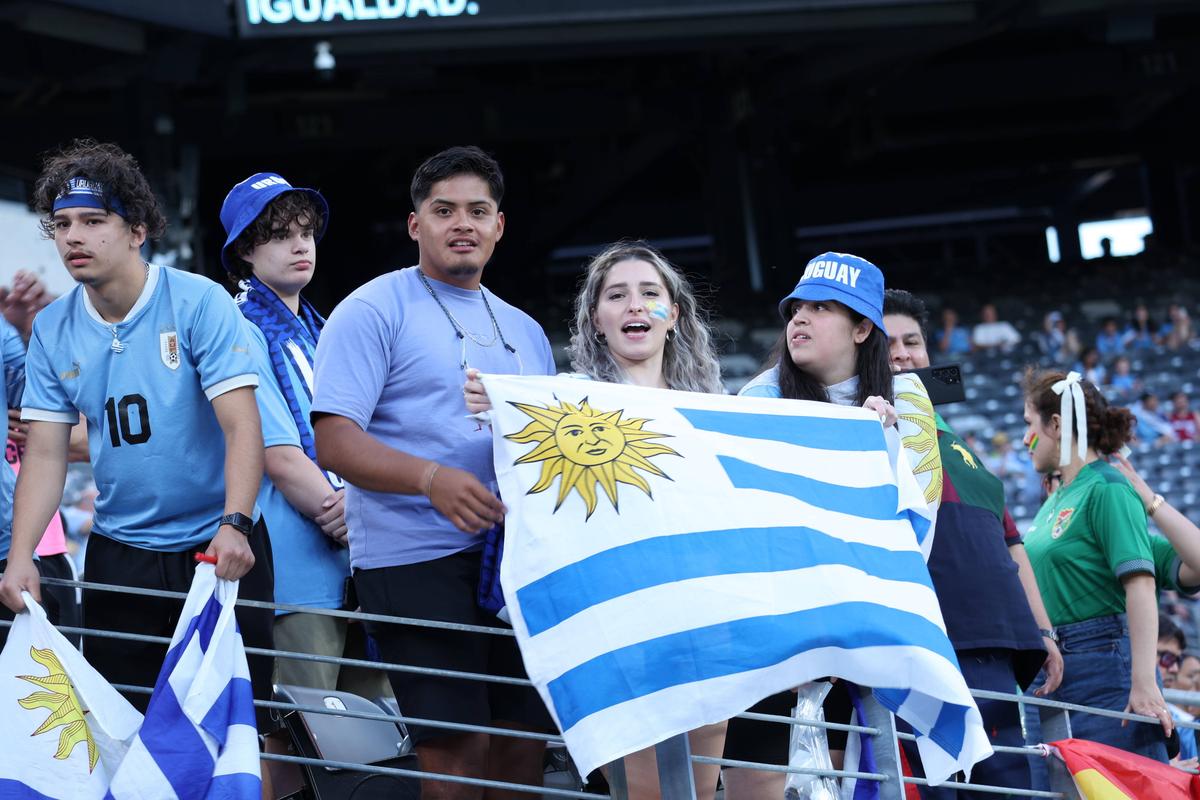 Credeați că le-ați văzut pe toate la Euro? Fanii din Uruguay sunt la alt nivel: mixt de frumusețe și culoare