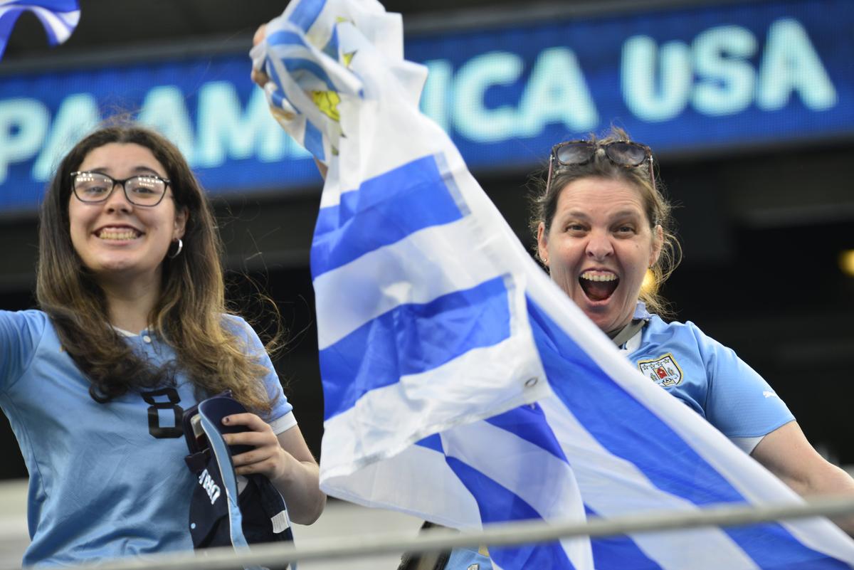 Credeați că le-ați văzut pe toate la Euro? Fanii din Uruguay sunt la alt nivel: mixt de frumusețe și culoare