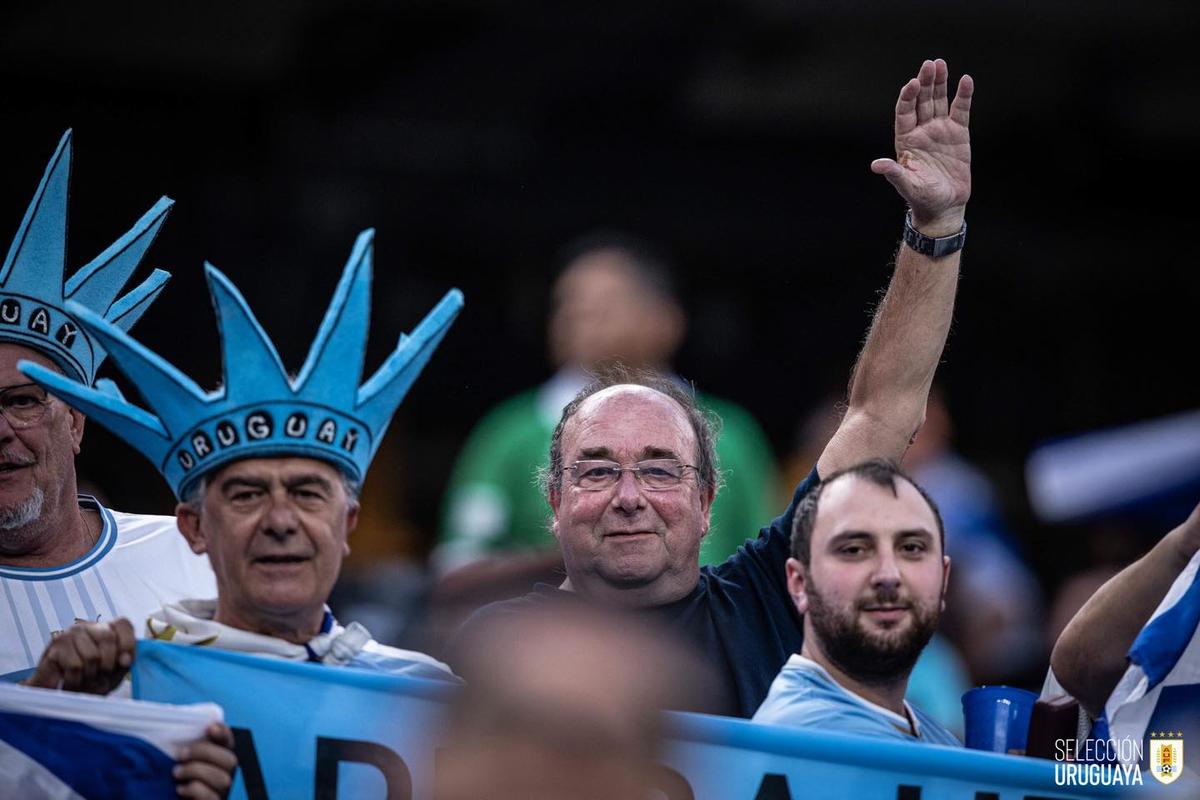 Credeați că le-ați văzut pe toate la Euro? Fanii din Uruguay sunt la alt nivel: mixt de frumusețe și culoare